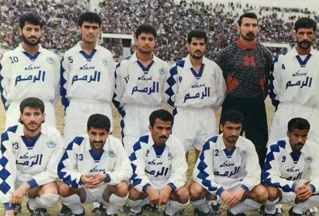 Футбольная команда «Аль-Завра». Сахиб Аббас (крайний слева в верхнем ряду)