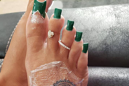 Девушка похвасталась татуировкой на ноге и была обругана за «отвратительные» ногти