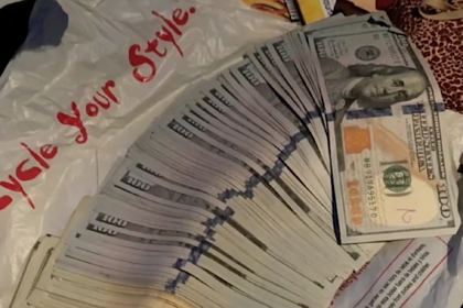 Продавщица секонд-хенда нашла тысячи долларов в кармане куртки и вернула их