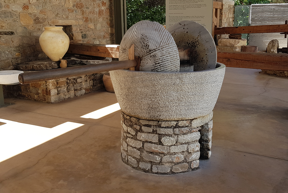 Древние жернова из маслодавильни в музее оливкового масла в Спарте