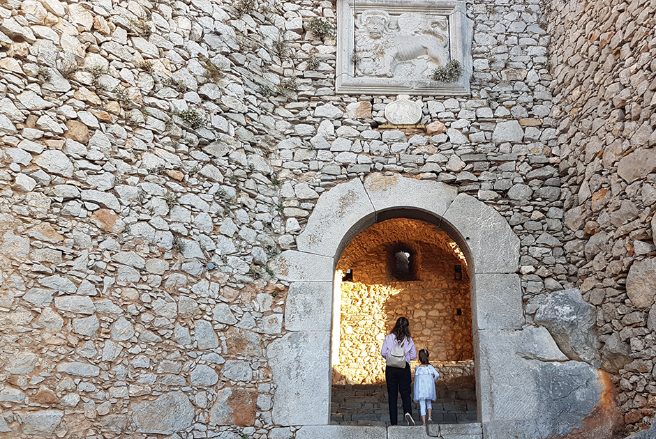 Ворота замка Паламиди в Нафплионе украшает лев святого Марка, символ Венеции