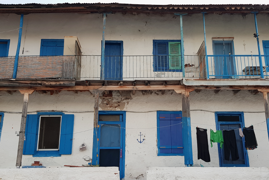 Дом в рыбацкой деревушке традиционно выкрашен белой известкой и синей краской