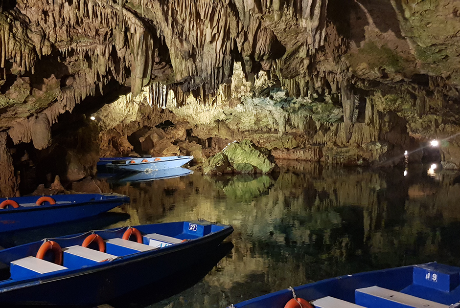 Лодки в пещере Диру