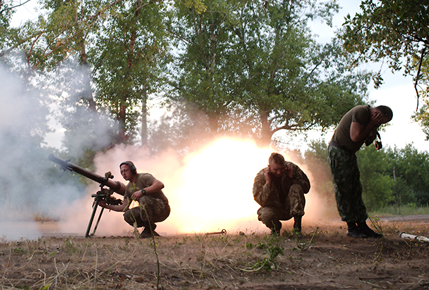 Солдаты ВСУ стреляют из гранатомета в Авдеевке