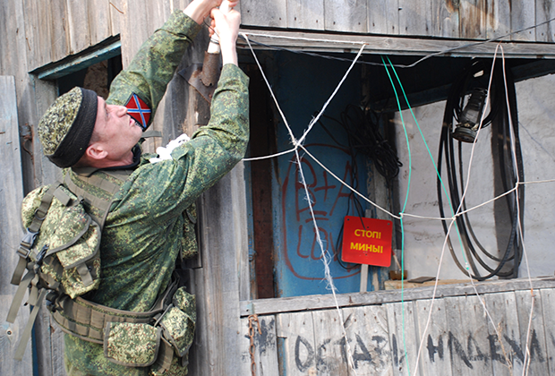Боец батальона «Призрак» на линии разграничения в разрушенном поселке Желобок в Луганской области