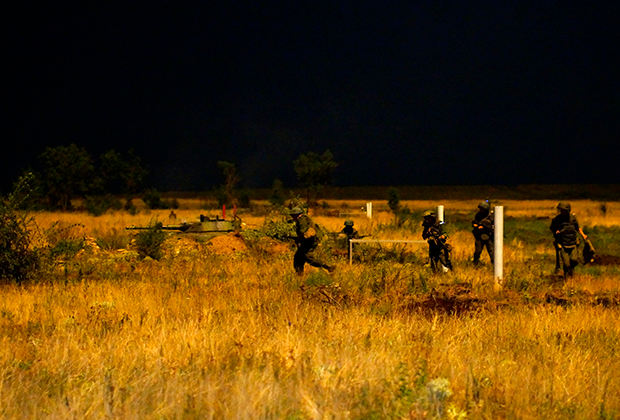 Сотрудники Народной милиции ЛНР во время ночных артиллерийских учений
