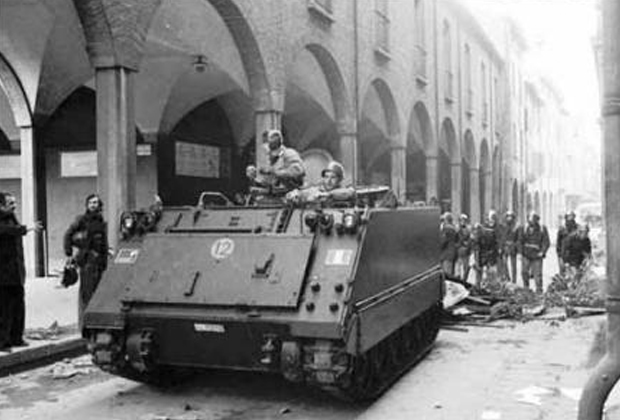 БТР на улице в Болонье, март 1977 года