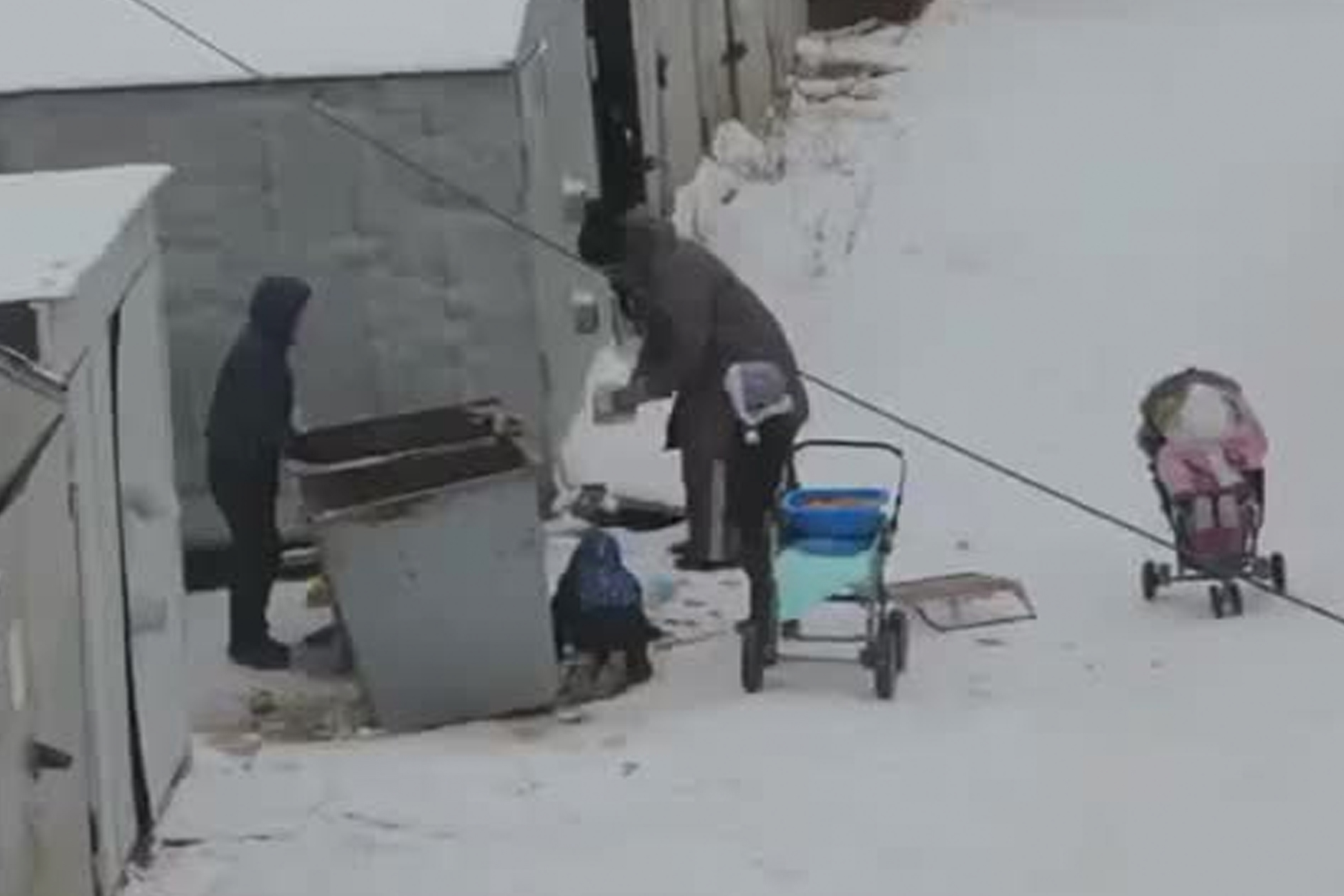 Младенец в мусорке новосибирск. Ребенок ищет еду в мусорке. Бедность квартира. Нашли младенца на свалке.