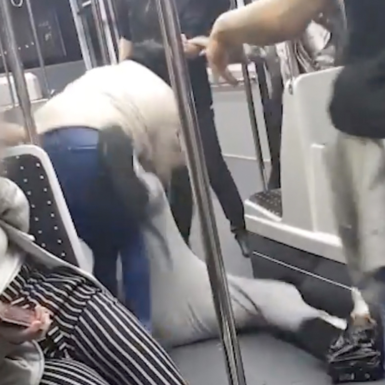 Прижимается в транспорте. Прижимается в транспорте. Переполненный общественный транспорт. Прижимается в транспорте к девушке. Прижался к девушке в автобусе.