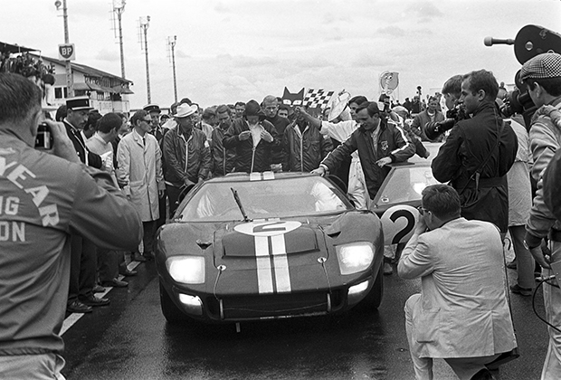 Крис Эймон и Брюс Макларен после финиша гонки «24 часа Ле-Мана», 1966 год 