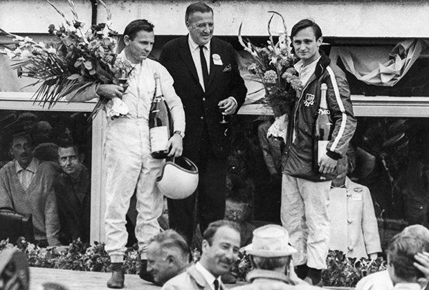 Брюс Макларен и Крис Эймон на подиуме гонки «24 часа Ле-Мана», 1966 год 