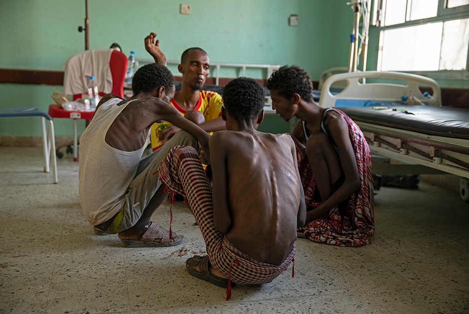 Некоторым удается выжить в плену, однако после пыток они скорее похожи на живых скелетов. Жертвы рассказывают, что контрабандисты кормят людей раз в день, давая им кусок хлеба и глоток воды. 

По словам 23-летнего Абду Ясина, попавшего в больницу Рас аль-Ара, он заплатил за путь до Саудовской Аравии 600 долларов. Однако в Йемене его и других эфиопов бросили в тесное помещение и затребовали в три раза больше денег.

Каждый день в течение пяти месяцев мужчину избивали, кожу ему жгли раскаленным железом, а палец раздробили камнем. Однажды ему связали ноги и подвесили вниз головой, будто скот на убой. «Я не переодевался шесть месяцев. Я не мылся. У меня ничего нет», — говорит Ясин. Хуже всего был голод: мужчина не мог даже просто держаться на ногах. 