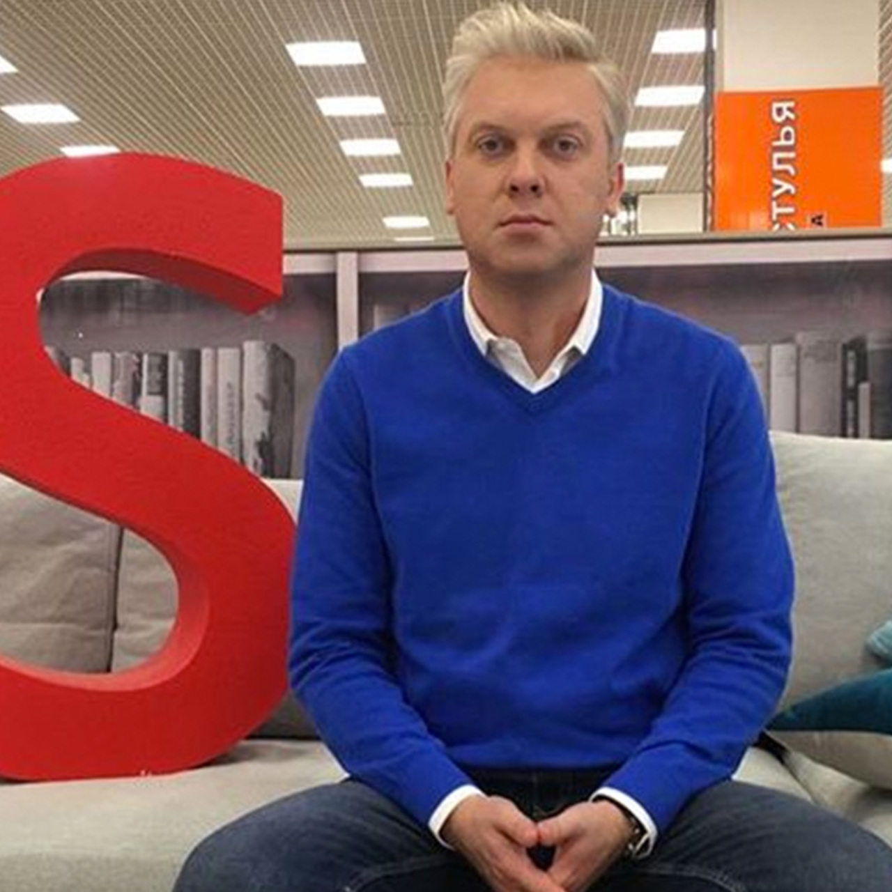 Светлаков торговый центр. Светлаков торговый центр. Светлаков торговый центр. Светлаков в пуховике. Светлаков торговый центр.