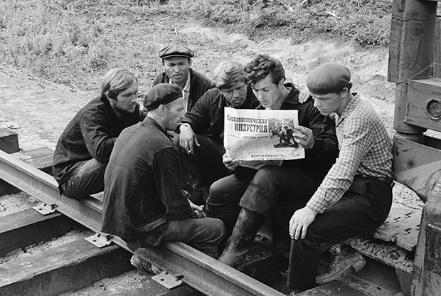 Строители читают свежий номер газеты «Социалистическая индустрия». 1963 год