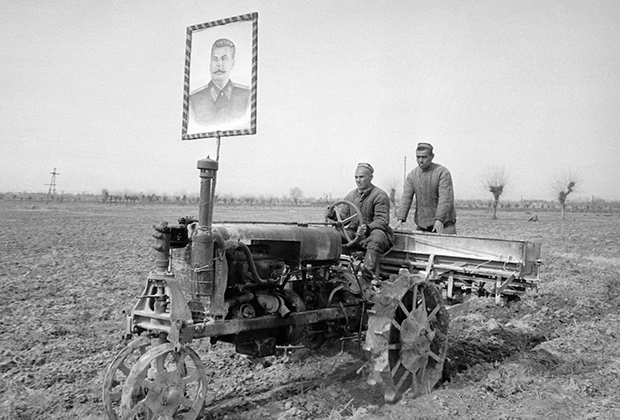 Трактор с портретом Сталина в поле. 1940 год