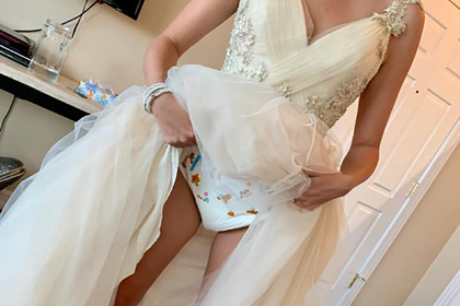 Невеста показала подгузники под свадебным платьем и смутила пользователей сети