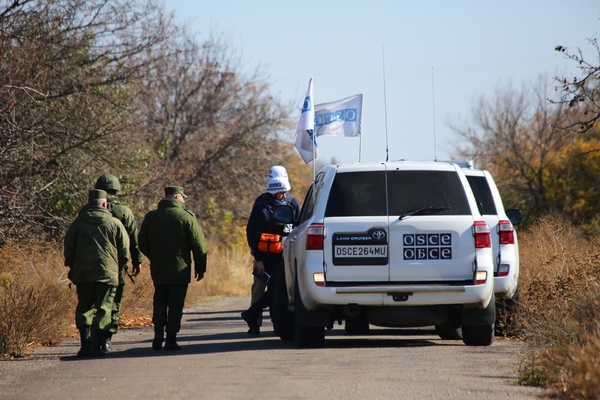 Наблюдатели ОБСЕ в селе Петровское в Донецкой области