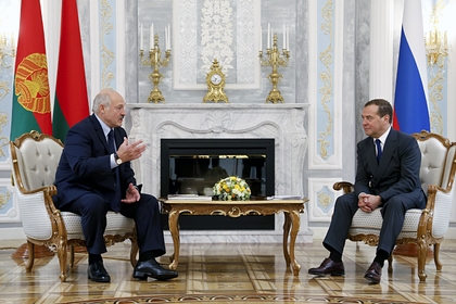 Председатель правительства РФ Дмитрий Медведев и президент Белоруссии Александр Лукашенко (слева)
