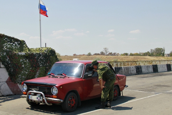 Автомобили на пункте пропуска «Джанкой» на границе России и Украины