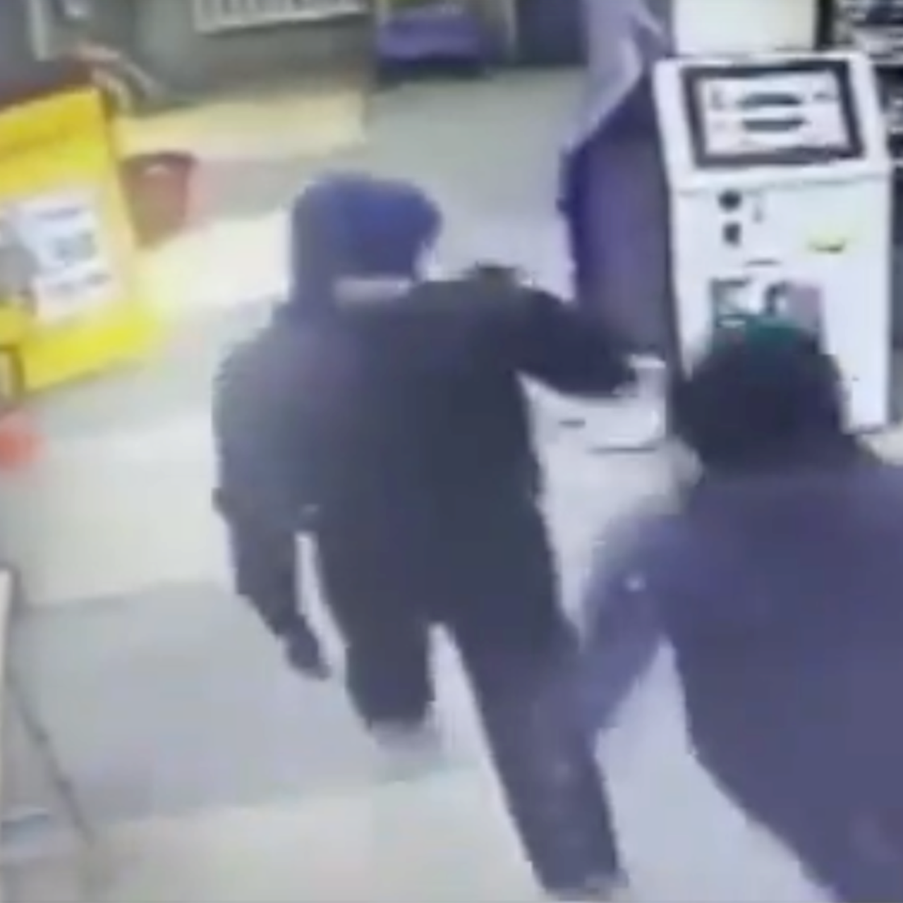 Вооруженное нападение в москве. Грабитель неудачник. Вооруженное нападение на магазин. Вооруженное нападение фото.