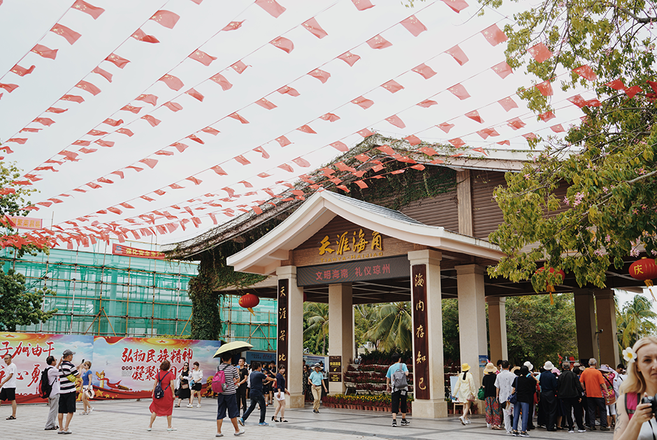 День рождения КНР отгремел еще 1 октября, но государственные флаги по-прежнему украшают улицы.