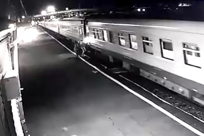 Попытавшаяся запрыгнуть в поезд россиянка лишилась ноги и попала на видео