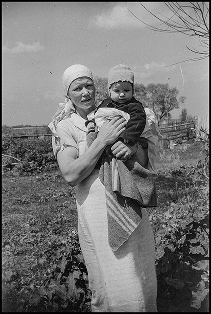 Портрет жены немецкого солдата с ребенком. На безымянном пальце — кольцо с тевтонским крестом и нацистской свастикой. 1939-1942 годы