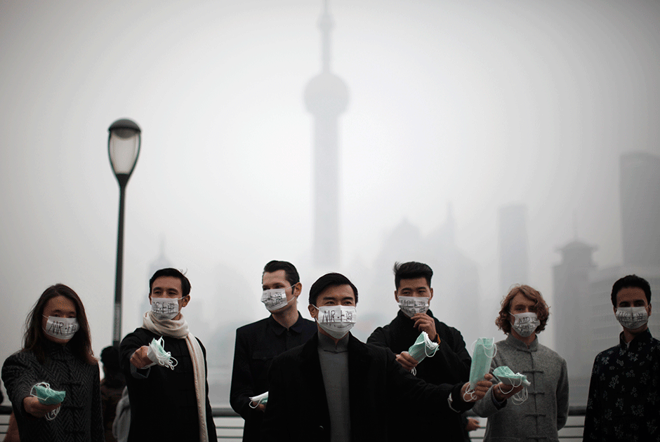 Популярность масок в Азии связана не только с этикой поведения заболевшего человека, но и с тяжелой экологической ситуацией в мегаполисах Китая и Кореи. Шанхай, 2013 год