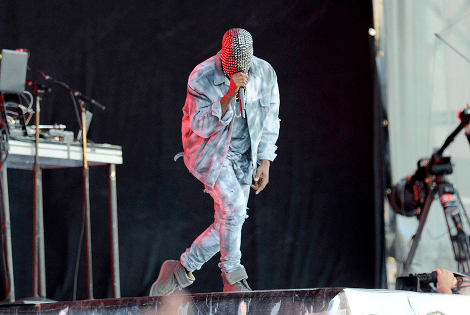 Во время своего концертного тура в 2013 и 2014 годах Канье Уэст появлялся на сцене в различных балаклавах, полностью скрывавших его лицо, от дома Maison Martin Margiela. Yahoo! Wireless Festival, Бирмингем, 2014 год