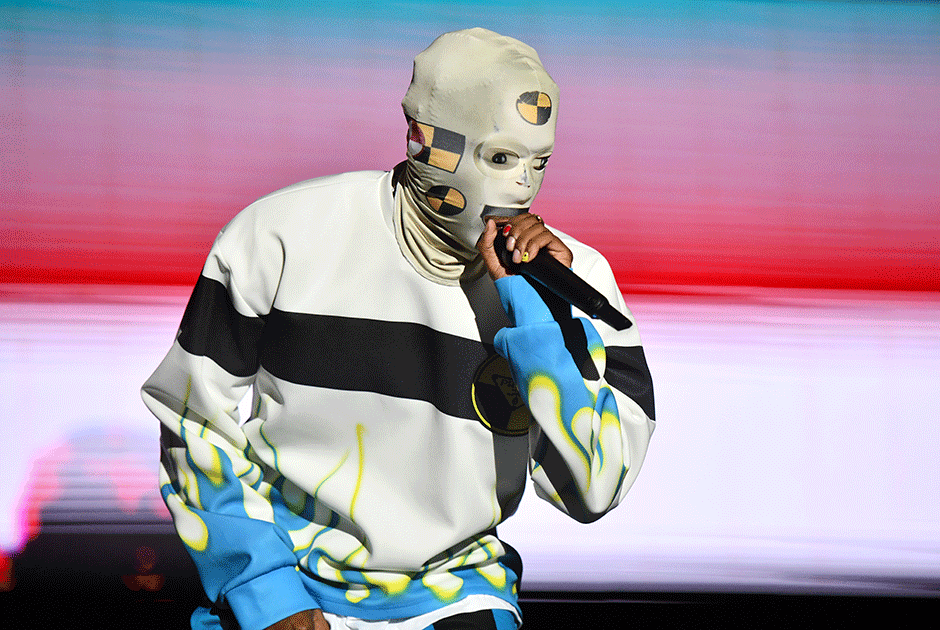 A$AP Rocky не только первым пришел в балаклаве на неделю моды, задав тренд, но и до сих пор часто надевает ее во время выступлений. Концерт в Анахайме, Калифорния, 2019 год