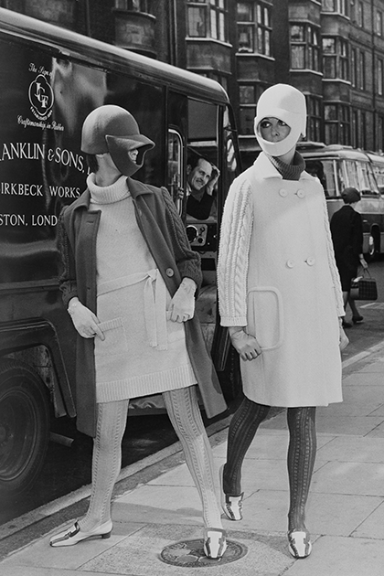 Первоначально дизайнеры не верили в модный потенциал балаклавы и старались передать ее функционал классическим головным уборам. Лондон, 1966 год