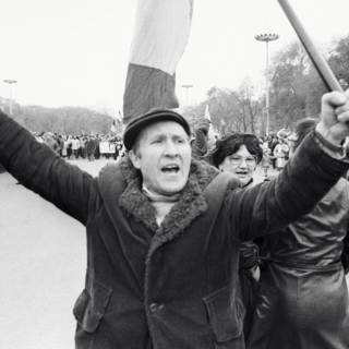Экстремисты из Народного фронта Молдавии преградили путь военной технике, идущей на парад. 1989 год