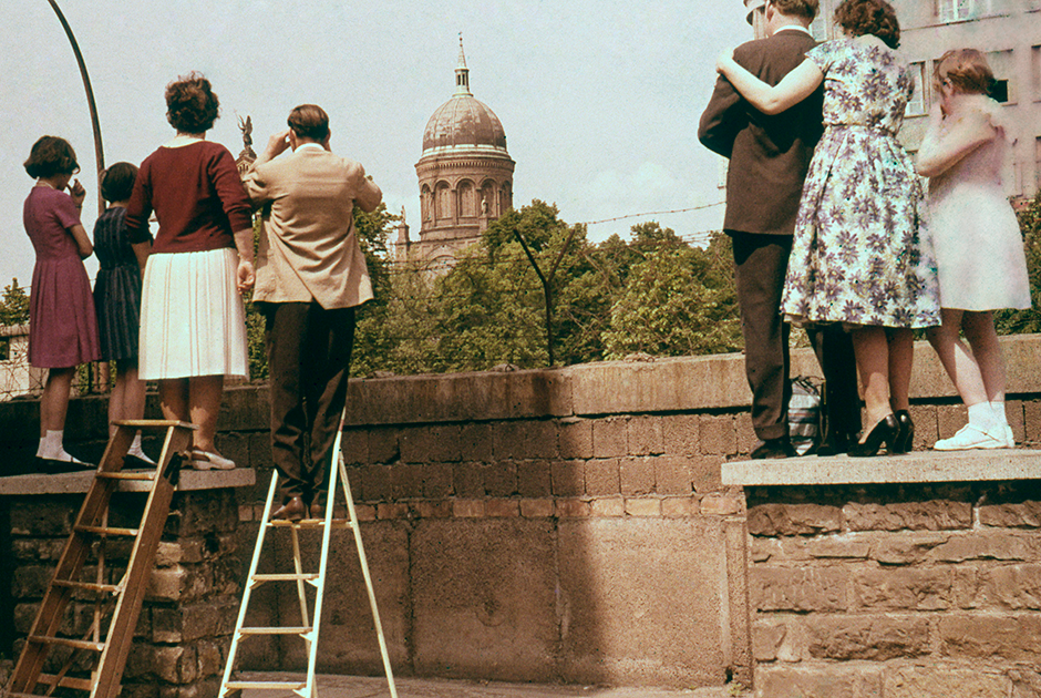 С восточной стороны вдоль стены стояли 302 сторожевые башни, на которых дежурили вооруженные пограничники. В западной части города доступ к границе был в основном свободным. Власти даже устанавливали небольшие смотровые вышки, с которых горожане могли с помощью биноклей заглянуть в Восточный Берлин.