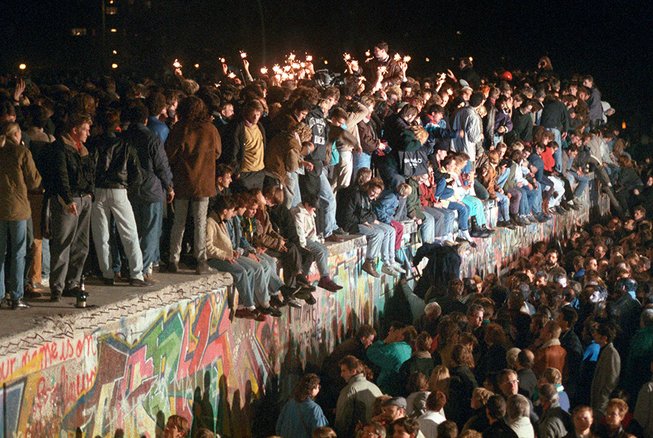 Осенью 1989 года стена уже потеряла важность: на фоне объявленной в СССР перестройки Венгрия полностью открыла границы, и через ее территорию в ФРГ хлынули десятки тысяч жителей Восточной Германии. 4 ноября в Восточном Берлине начались массовые протесты с требованиями гражданских прав и свобод. 