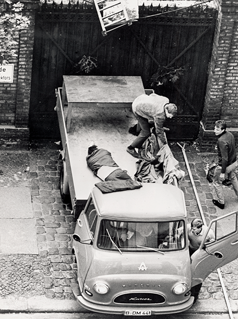 Одному их жителей ГДР Станислаусу Гефрёреру удалось бежать через территорию кладбища с помощью жителей Западного Берлина. Мужчина принес с собой одну лестницу, а его сообщники — вторую. Этот побег целиком попал на видео.