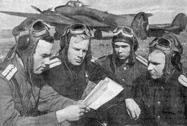 Летчики 12-го гвардейского полка пикирующих бомбардировщиков в перерыве между полетами