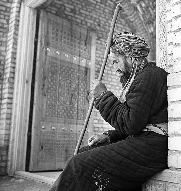 Житель Ташкента (Узбекистан) в традиционном халате, 1979 год