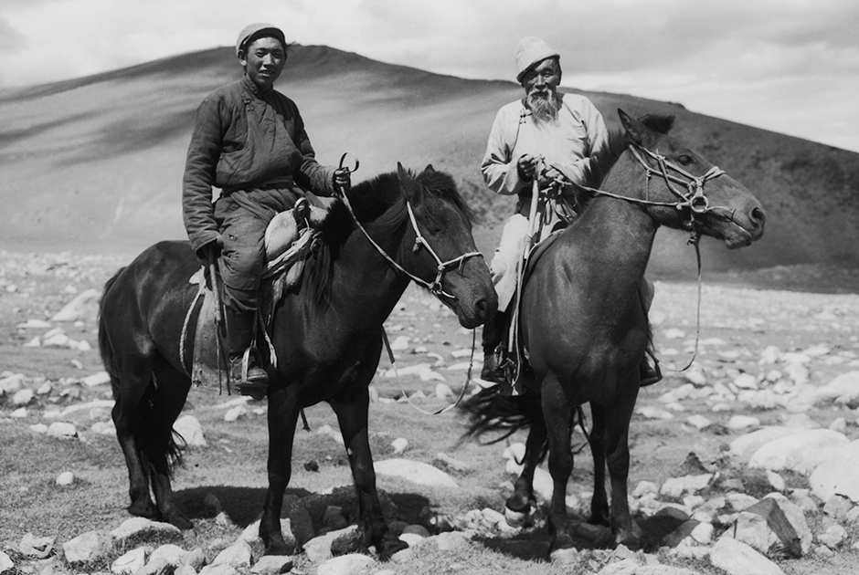 Монголы в традиционных халатах, около 1965 года