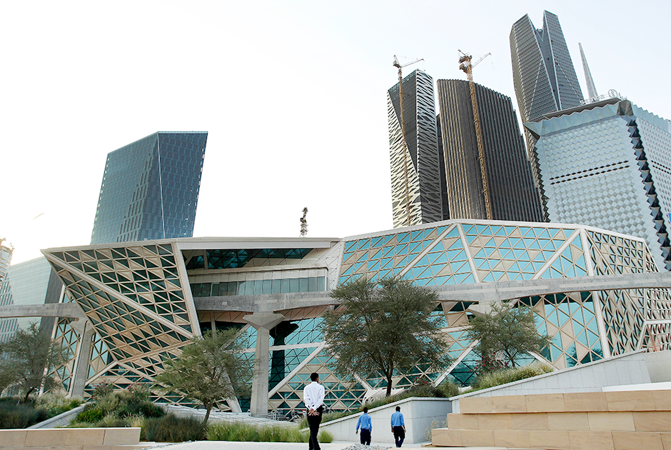 В последние десятилетия в Эр-Рияде небоскребы строились едва ли не быстрее, чем в ОАЭ. Финансовый квартал столицы — одна из достопримечательностей королевства