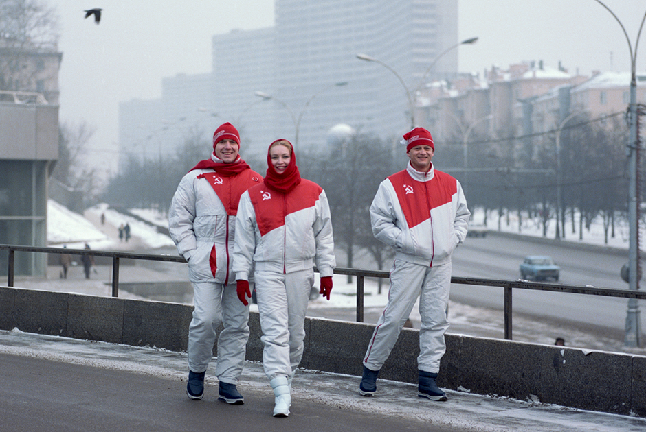 Демонстрация формы, которую советская сборная использовала на XV Зимних Олимпийских играх в Калгари.