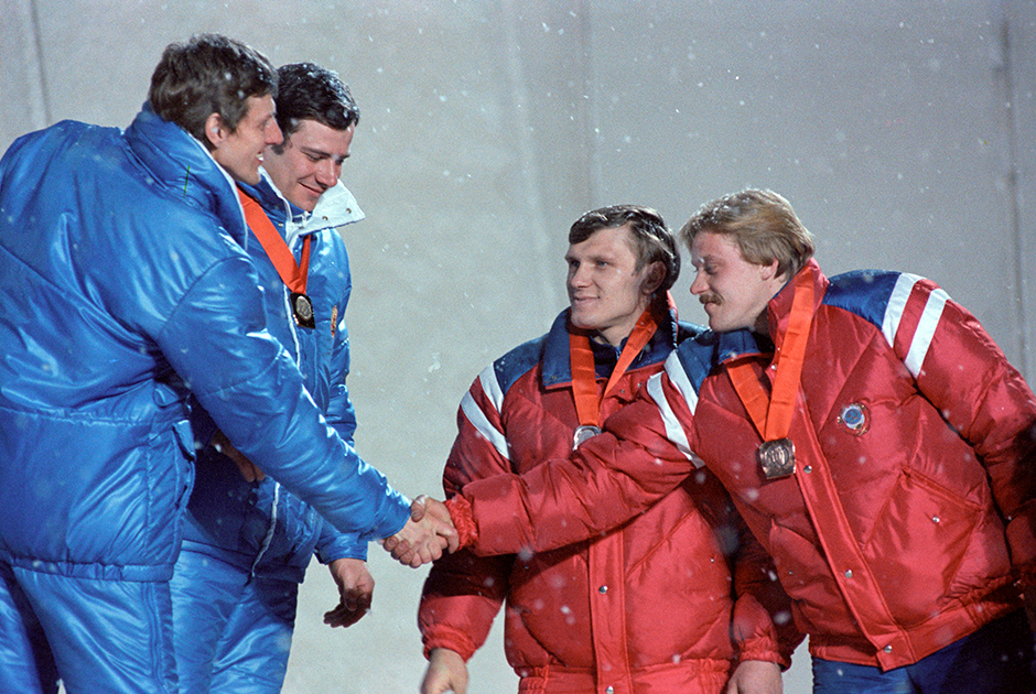Экипаж советских бобслеистов Зинтис Экманис и Владимир Александров на XIV Зимних Олимпийских играх в Сараево, 1984 год.