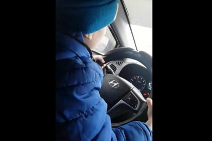 Россиянка усадила ребенка за руль разогнавшегося внедорожника и сняла видео