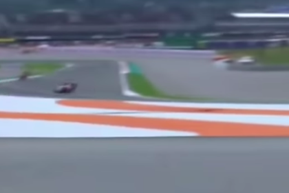 Гонщик попал под несущийся на скорости мотоцикл на MotoGP: видео