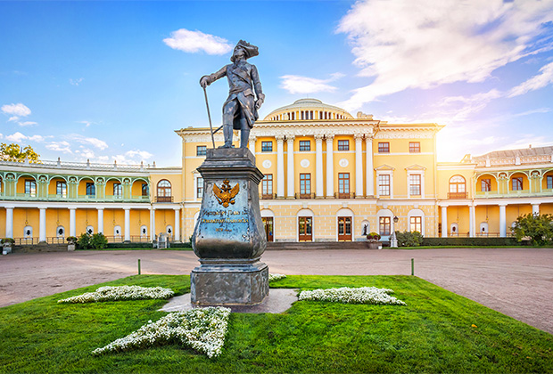 Памятник императору Павлу перед дворцом в Павловске. Похожий памятник стоит и в Гатчине