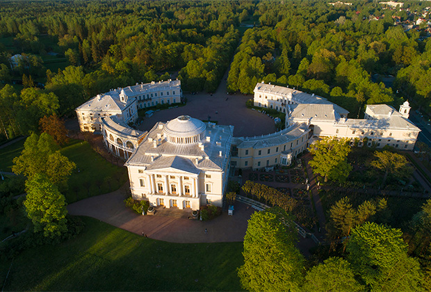 Вид с воздуха на Павловский дворец