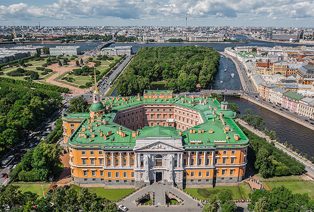 Михайловский замок — любимая резиденция Павла I, в которой он был убит. Замок строился с 1797 по 1801 годы