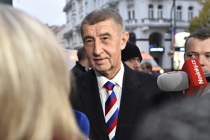 Чешского премьера обругали за галстук с российским триколором