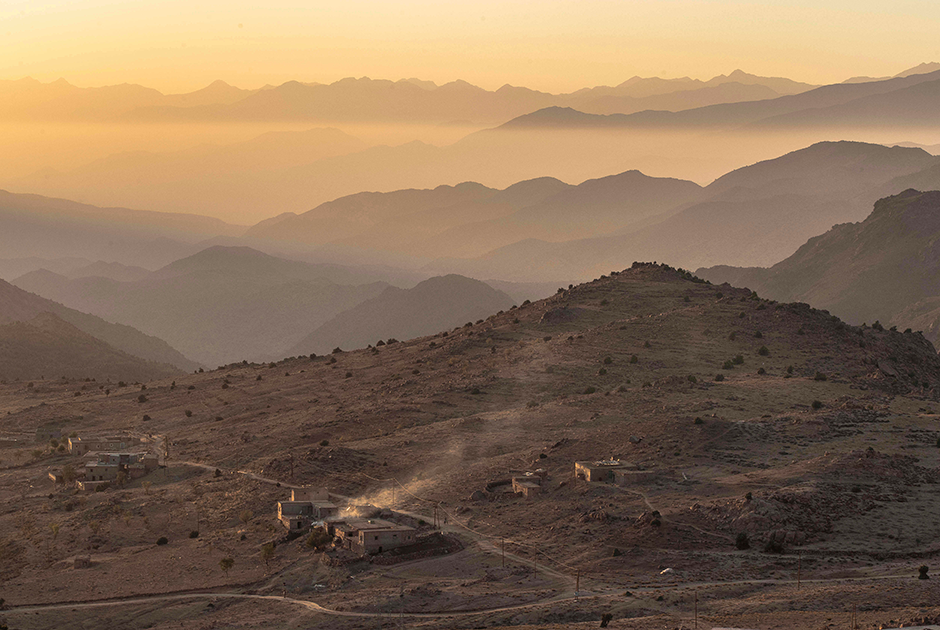 Работа в поле заканчивается только с закатом. Ежегодно в Марокко собирают 6,8 тонны шафрана. Лидером по мировому производству шафрана с большим отрывом является Иран. 