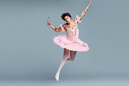 Популярный британский певец нарядился в розовую балетную пачку