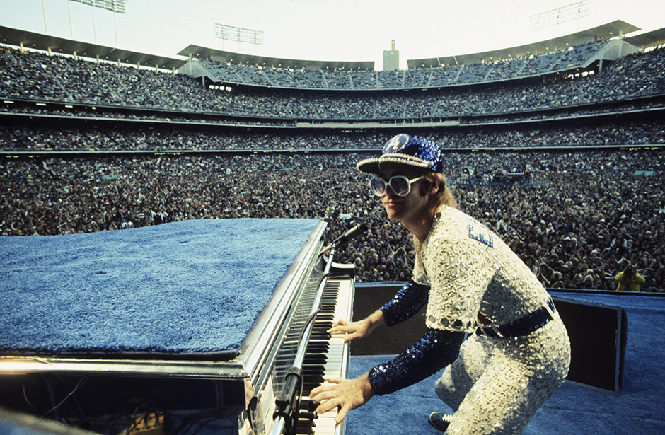 1970-е стали для британского певца Элтона Джона самым коммерчески успешным и плодотворным периодом в его карьере. Альбомы артиста занимали верхние строчки чартов как в Великобритании, так и в США. Этот снимок был сделан О'Ниллом на концерте Джона в Лос-Анджелесе в 1975 году, когда артист собрал солд-аут на стадионе «Доджер». 